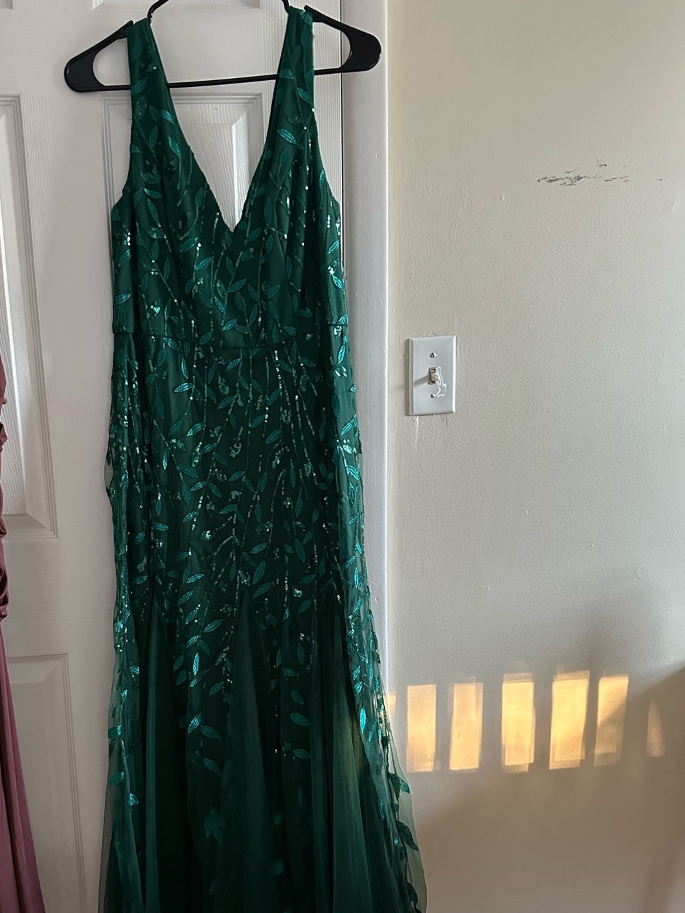 Elegant Emerald V-Neck Sequin Evening Dress